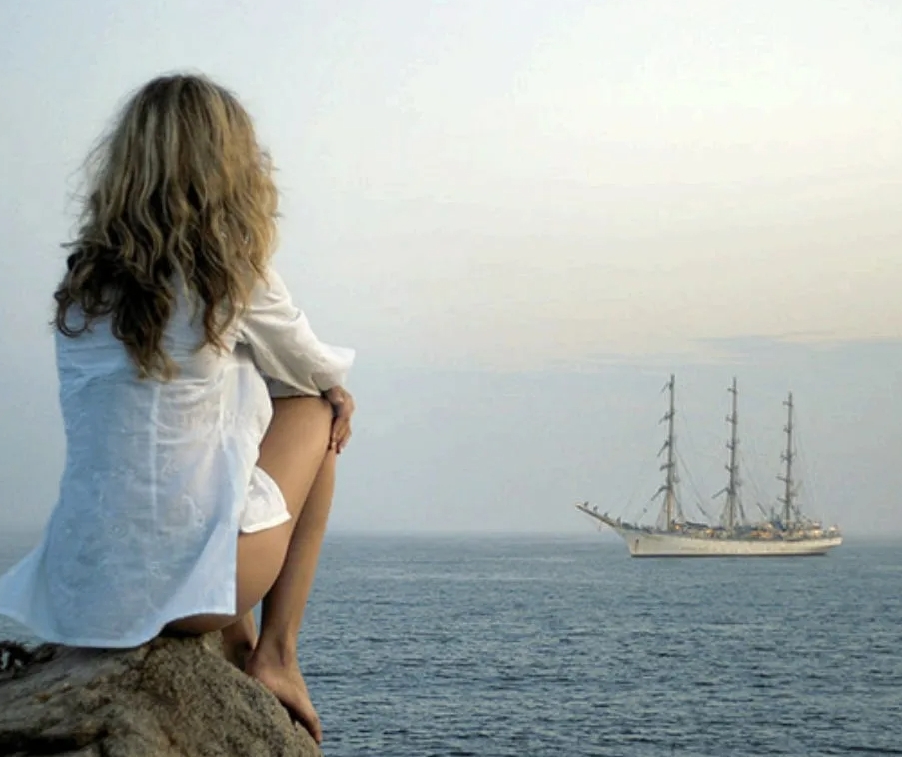 Пусть встретимся. Девушка море корабль. Девушка провожает корабль. Девушка провожает моряка. Девушка мечтает о море.